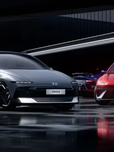 Hyundai IONIQ 6 und IONIQ 6 N Line Elektro-Limousinen nebeneinander in urbaner Umgebung