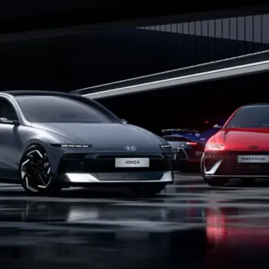Hyundai IONIQ 6 und IONIQ 6 N Line Elektro-Limousinen nebeneinander in urbaner Umgebung