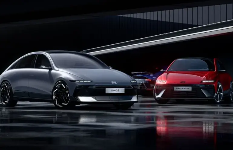 Hyundai IONIQ 6 und IONIQ 6 N Line Elektro-Limousinen nebeneinander in urbaner Umgebung