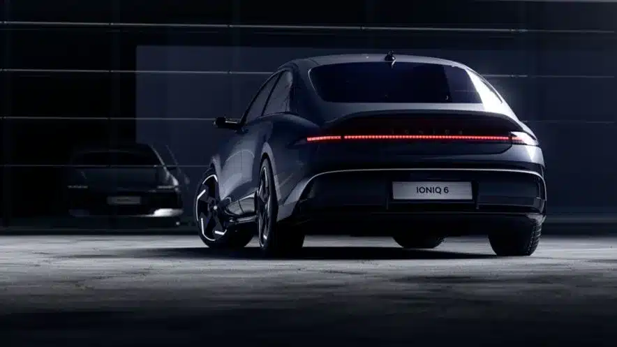 Heckansicht des Hyundai IONIQ 6 mit durchgehendem LED-Rücklicht in dunkler Umgebung.