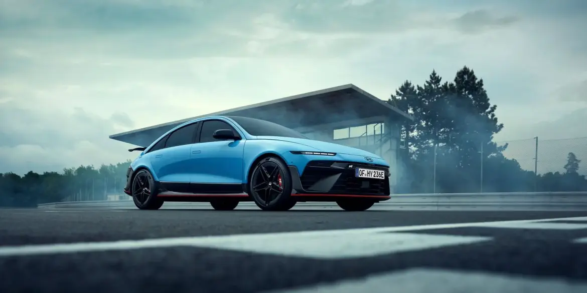 Hyundai IONIQ 6 N in Blau auf einer Rennstrecke mit sportlichem Design und markantem Heckspoiler