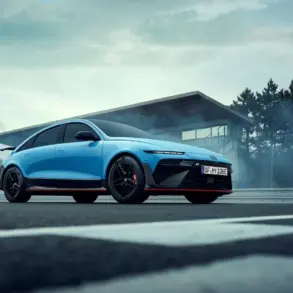 Hyundai IONIQ 6 N in Blau auf einer Rennstrecke mit sportlichem Design und markantem Heckspoiler