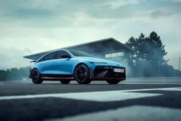 Hyundai IONIQ 6 N in Blau auf einer Rennstrecke mit sportlichem Design und markantem Heckspoiler