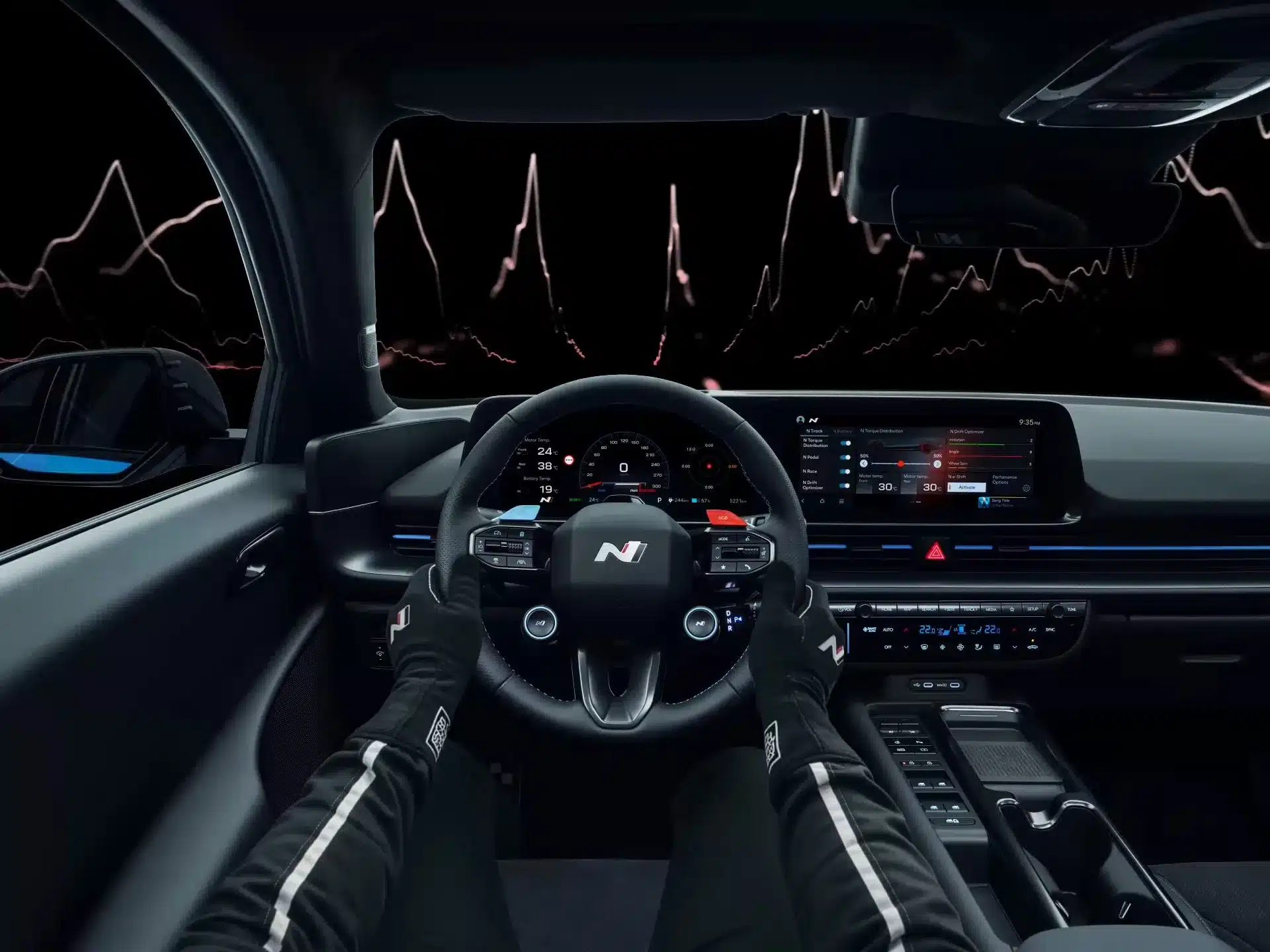 Innenraum des Hyundai IONIQ 6 N mit digitalem Cockpit und sportlichem Lenkrad, Fahrer trägt Rennhandschuhe.
