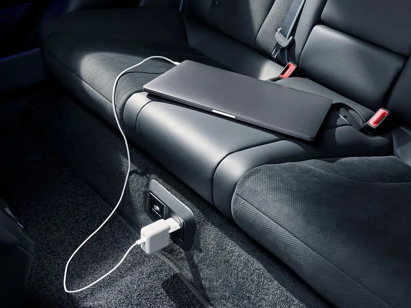 Laptop lädt über Steckdose auf der Rückbank eines Hyundai IONIQ 6 N