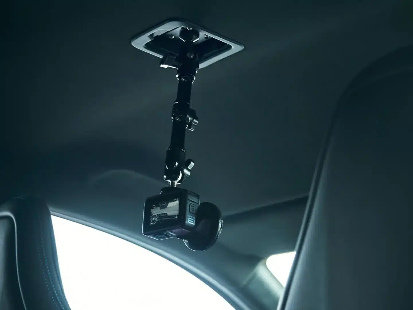 Action-Kamera an Decke eines Autos mit entsprechender Halterung.