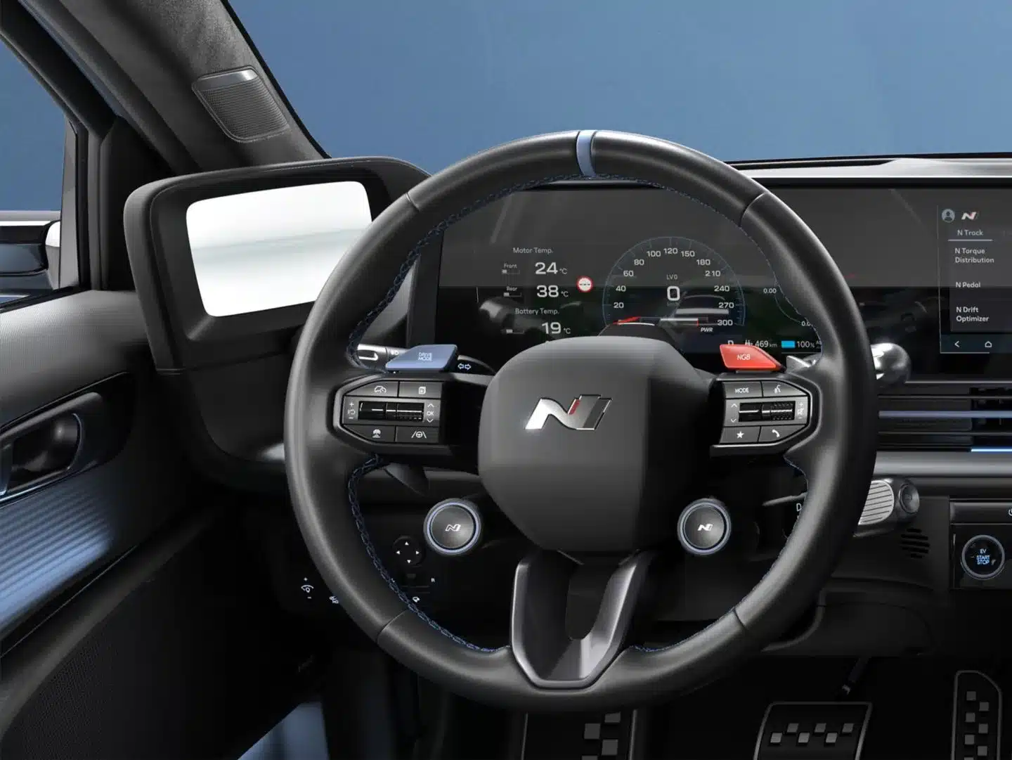 Innenraumansicht des Hyundai IONIQ 6 N, Fokus auf Lenkrad, digitales Cockpit und Fahrerdisplay.