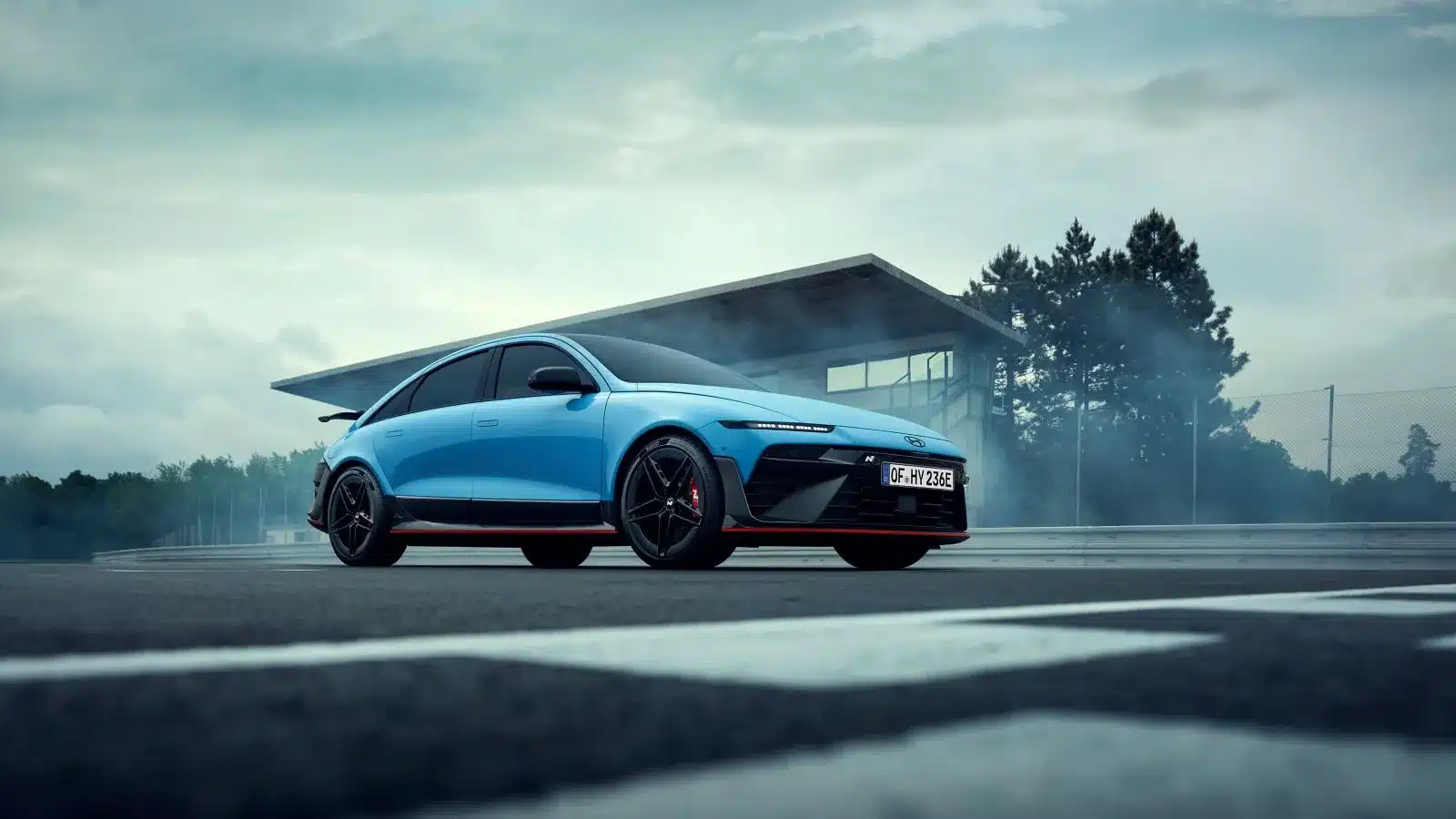 Hyundai IONIQ 6 N in Blau auf einer Rennstrecke mit sportlicher Optik und aerodynamischen Designelementen