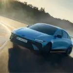 Hyundai IONIQ 6 N fährt dynamisch durch eine Kurve auf einer sonnigen Rennstrecke.