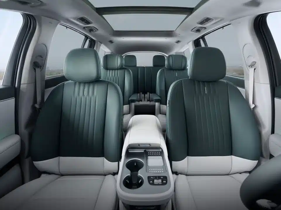 Innenansicht des Hyundai IONIQ 9 mit sechs komfortablen Sitzen und großem Panoramadach.