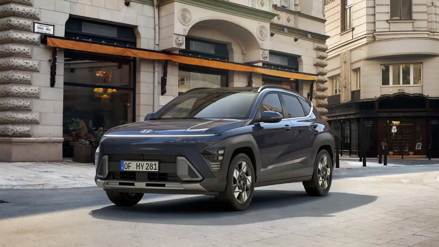 Hyundai KONA SUV parkt vor einem historischen Gebäude in der Innenstadt.