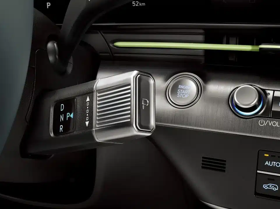 Detailansicht des modernen Schalthebels und Start-Stopp-Knopfs im Hyundai KONA Hybrid