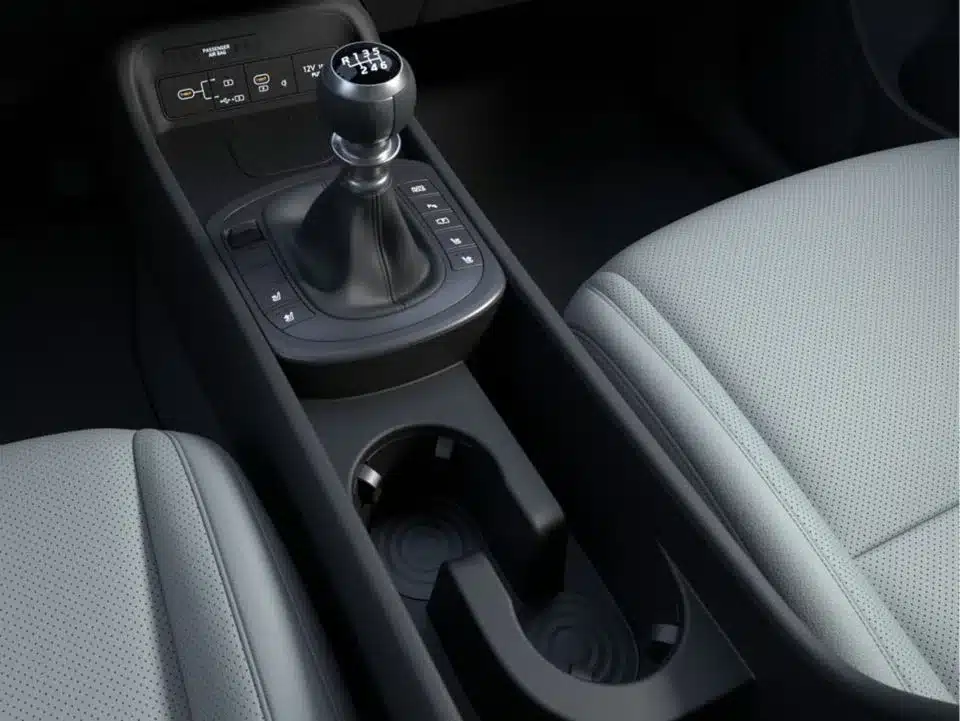 Schaltknauf und Mittelkonsole im Hyundai KONA mit 6-Gang-Schaltgetriebe