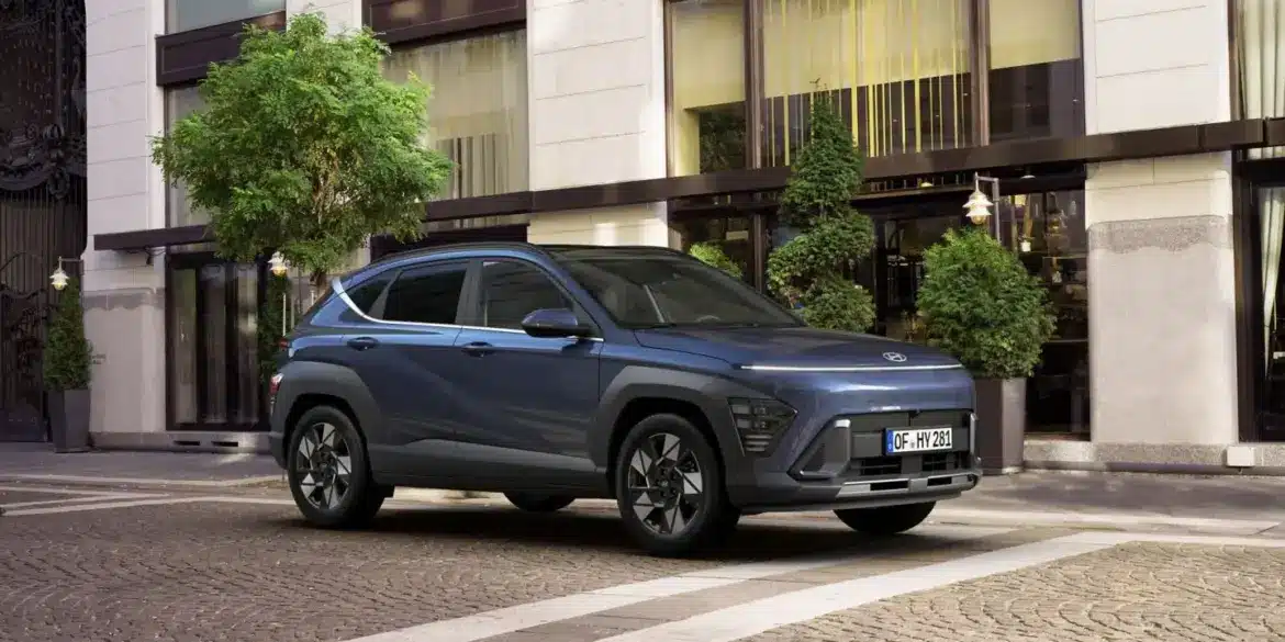 Der Hyundai KONA steht geparkt vor einem städtischen Gebäude.