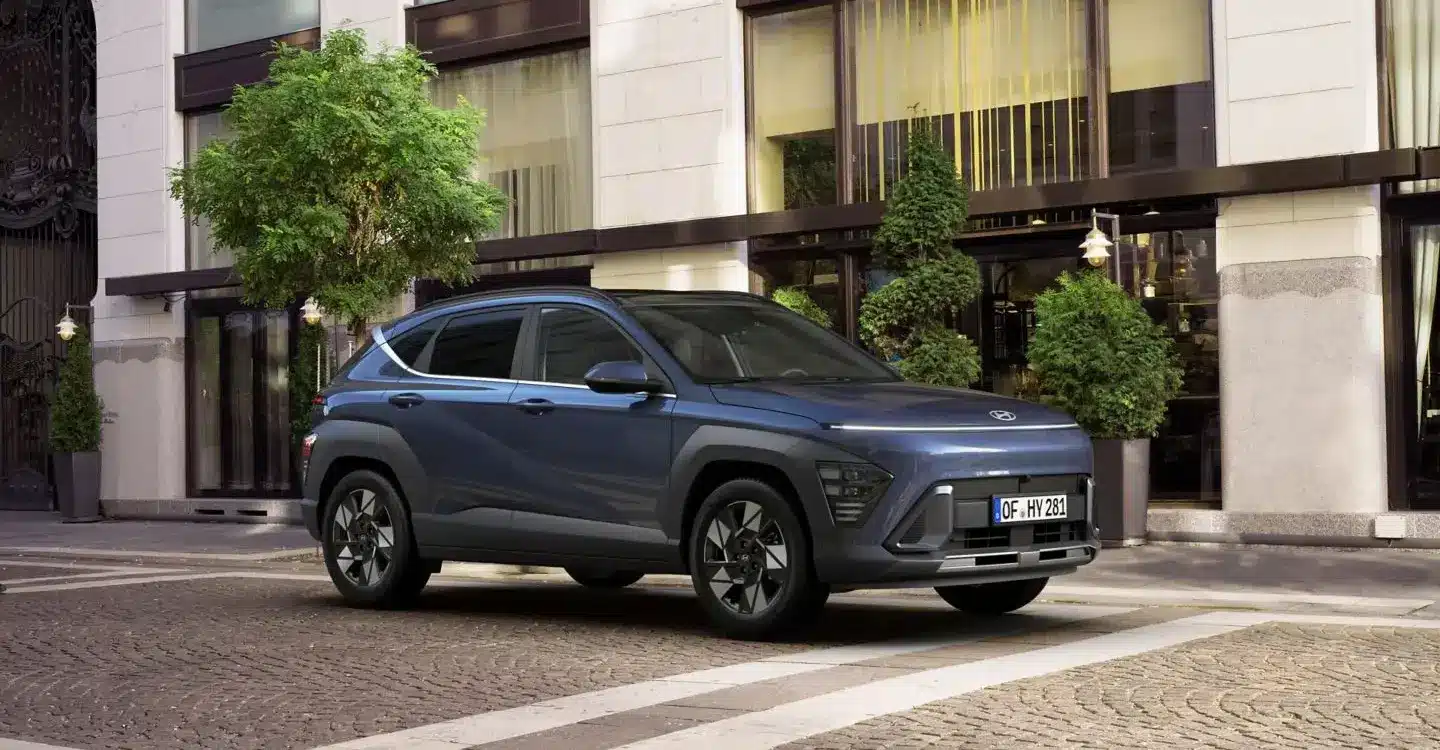 Der Hyundai KONA steht geparkt vor einem städtischen Gebäude.