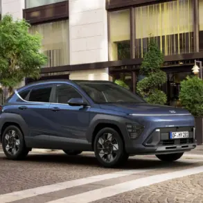 Der Hyundai KONA steht geparkt vor einem städtischen Gebäude.