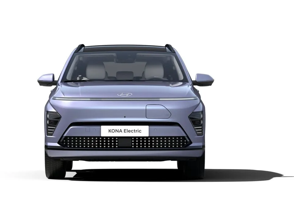 Frontansicht des Hyundai KONA Elektro in hellblauer Lackierung vor weißem Hintergrund