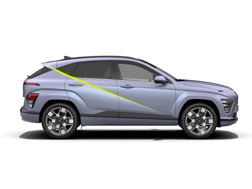 Hyundai KONA Elektro in Seitenansicht mit auffälligem Design und Leiste