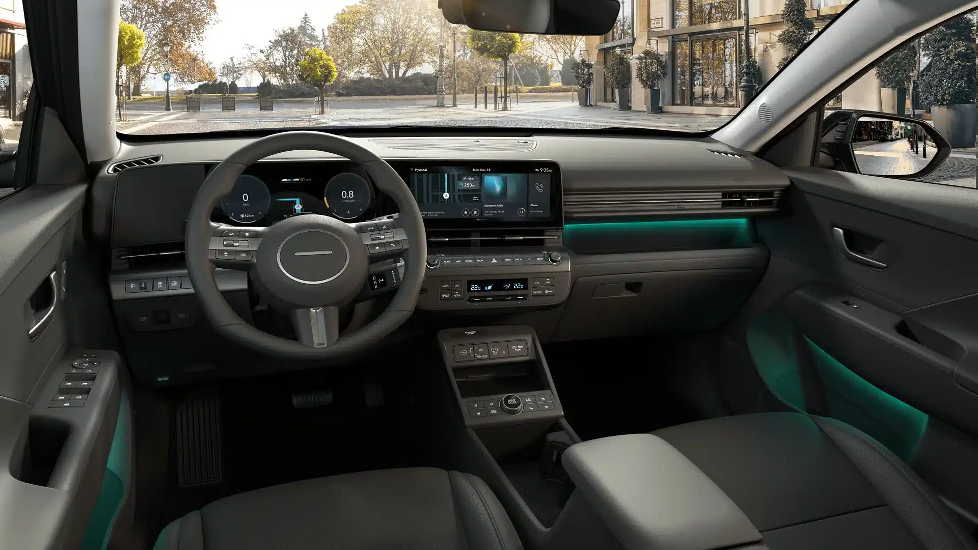 Innenraum und Cockpit des Hyundai KONA mit durchgehendem Panorama-Display, Multifunktionslenkrad und Ambientebeleuchtung