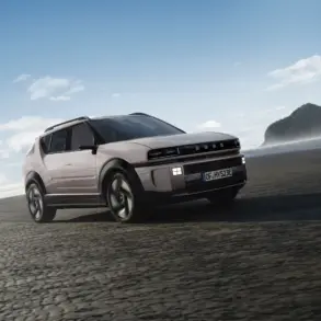 Futuristischer SUV auf offener Straße bei Tageslicht, im Hintergrund eine Berglandschaft