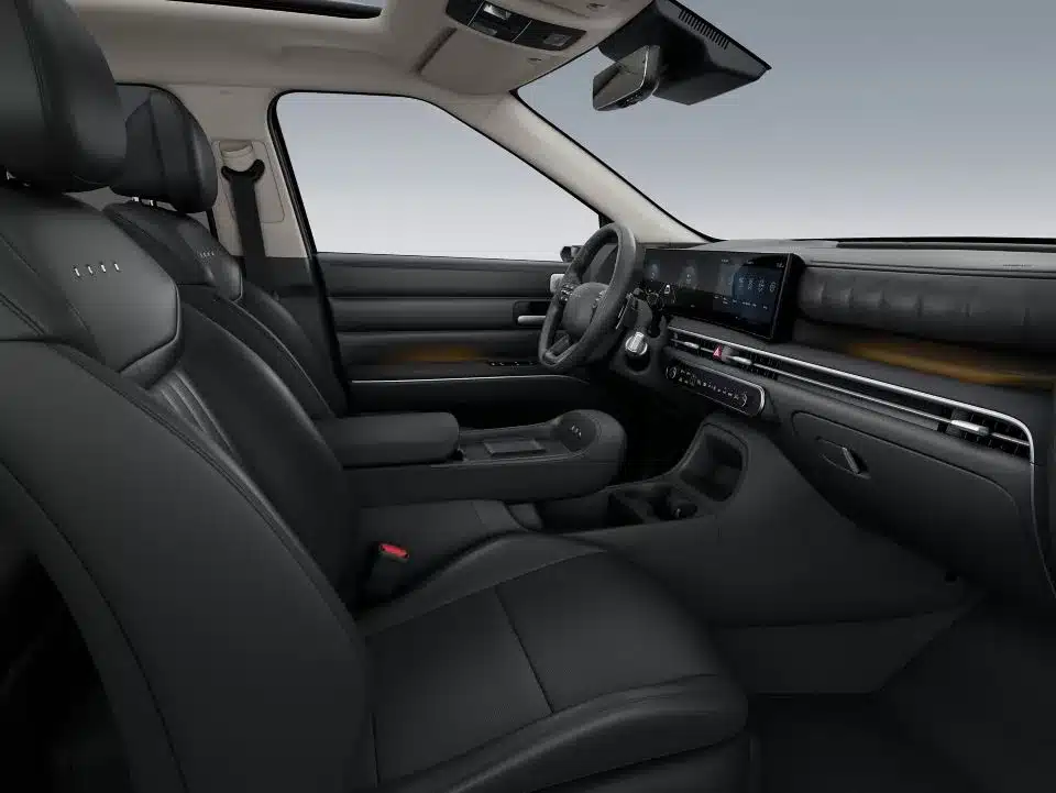 Moderner Innenraum des Hyundai NEXO mit Panoramadisplay und Ledersitzen