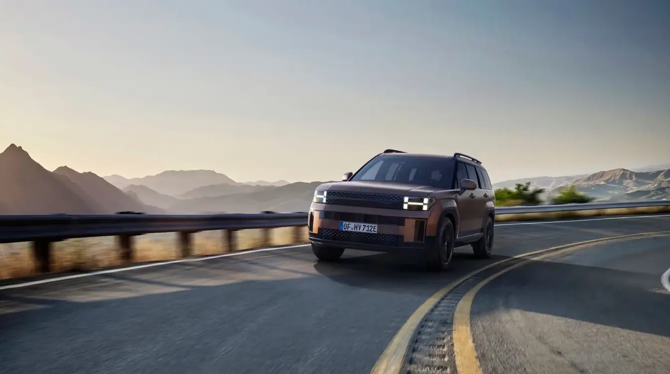 Hyundai SANTA FE Hybrid SUV auf einer kurvigen Bergstraße bei Sonnenaufgang