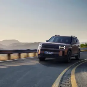 Hyundai SANTA FE Hybrid SUV auf einer kurvigen Bergstraße bei Sonnenaufgang