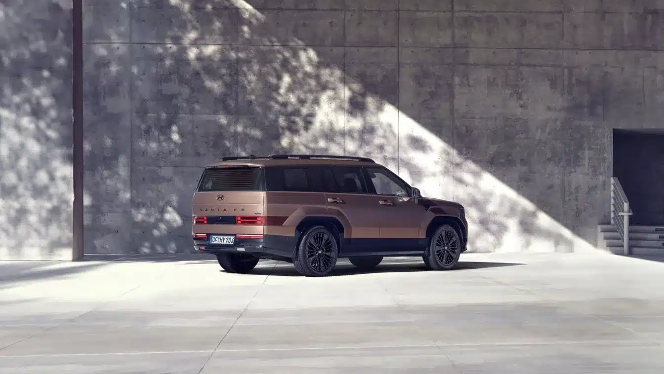 Hyundai SANTA FE Hybrid SUV Heckansicht in moderner Umgebung