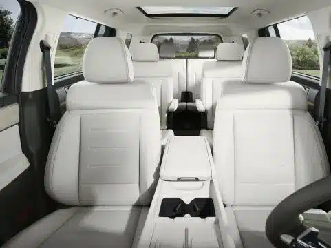 Innenraum des Hyundai SANTA FE Hybrid mit drei Sitzreihen und großzügigem Platzangebot.