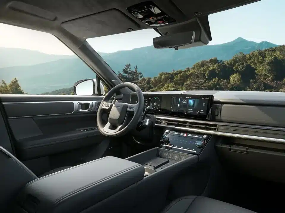 Modernes Interieur des Hyundai SANTA FE Hybrid mit großzügigem Cockpit und Panoramadisplay.