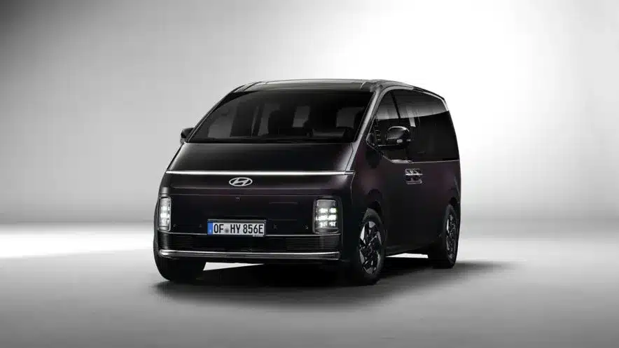 Hyundai STARIA Elektro, vollelektrischer Van, schwarz, Frontansicht, Studioaufnahme