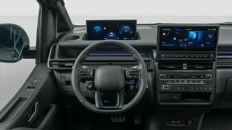 Armaturenbrett und digitales Cockpit des Hyundai STARIA Elektro mit zwei 12,3-Zoll-Displays