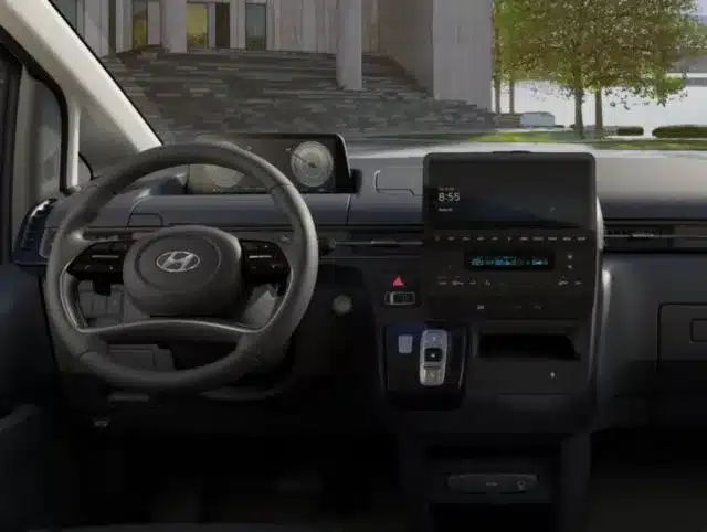 Armaturenbrett und Cockpit des Hyundai STARIA Hybrid mit großem Display und Multifunktionslenkrad