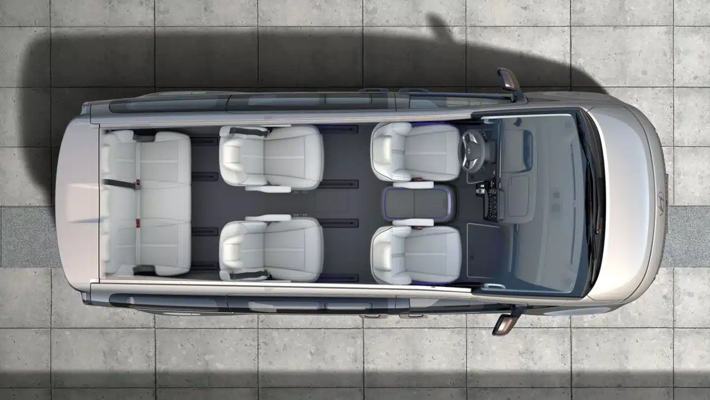 Hyundai STARIA Hybrid Innenraum mit sieben Sitzen, von oben fotografiert