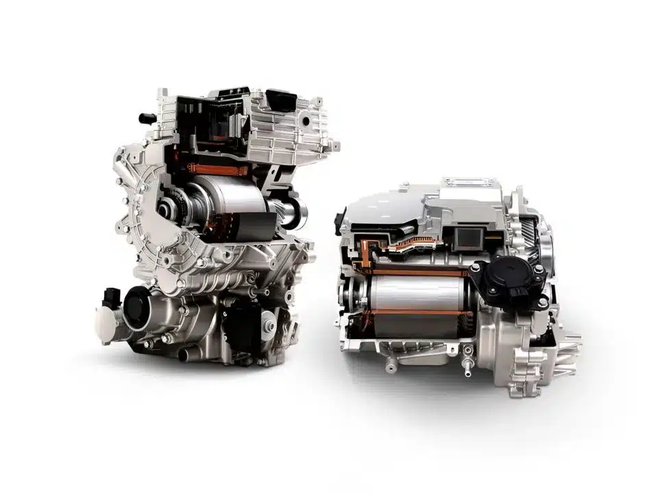 Hybrid- und Plug-in-Hybrid-Antriebseinheiten des Hyundai Tucson vor weißem Hintergrund