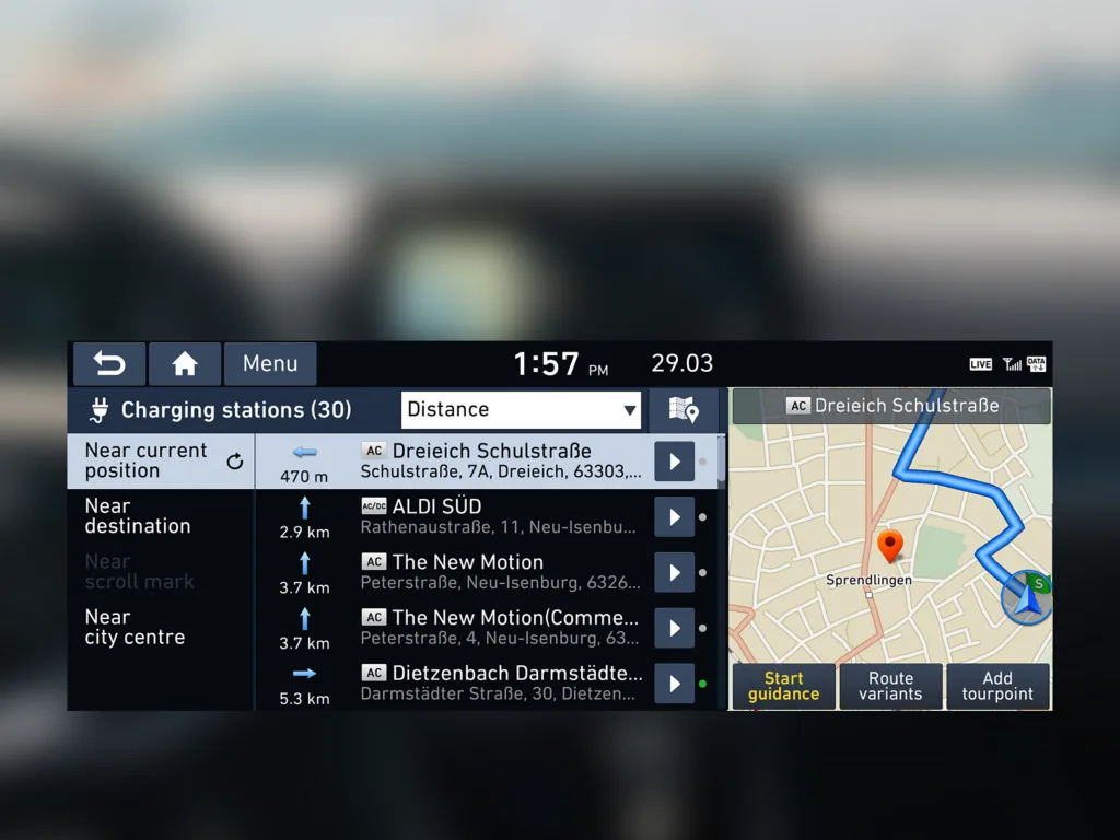 Navigationsbildschirm im Hyundai Tucson mit aktiver Ladesäulensuche und Karte.