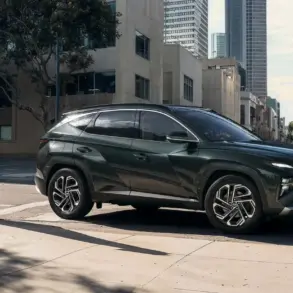 Seitliche Ansicht eines Hyundai Tucson in dunkelgrün, geparkt am Straßenrand einer modernen Stadt.