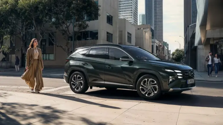 Seitliche Ansicht eines Hyundai Tucson in dunkelgrün, geparkt am Straßenrand einer modernen Stadt.
