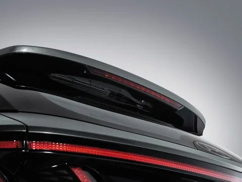 Nahaufnahme vom Heckspoiler und der LED-Rückleuchte eines Hyundai Tucson