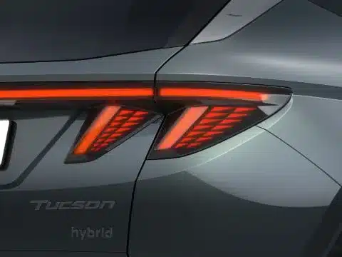Detailansicht der Rückleuchte und des Hybrid-Schriftzugs am Heck eines Hyundai Tucson.