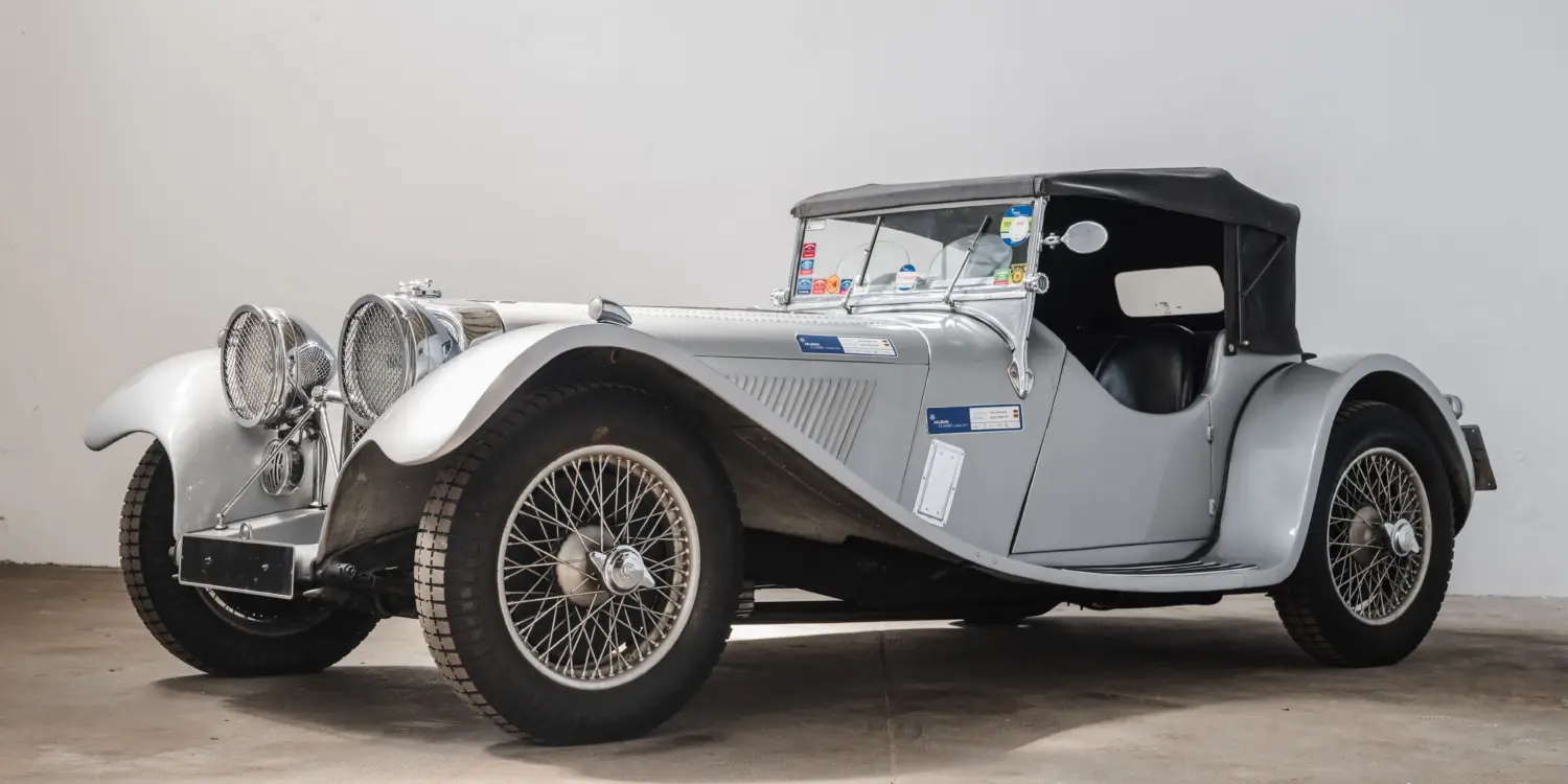 Jaguar SS 100 3.5-Litre Roadster, silbern, Oldtimer, seitlich fotografiert, Verdeck geschlossen