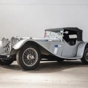 Jaguar SS 100 3.5-Litre Roadster, silbern, Oldtimer, seitlich fotografiert, Verdeck geschlossen