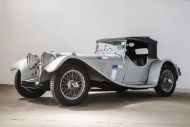 Jaguar SS 100 3.5-Litre Roadster, silbern, Oldtimer, seitlich fotografiert, Verdeck geschlossen