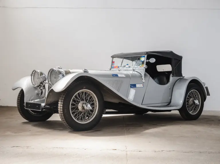 Jaguar SS 100 3.5-Litre Roadster, silbern, Oldtimer, seitlich fotografiert, Verdeck geschlossen