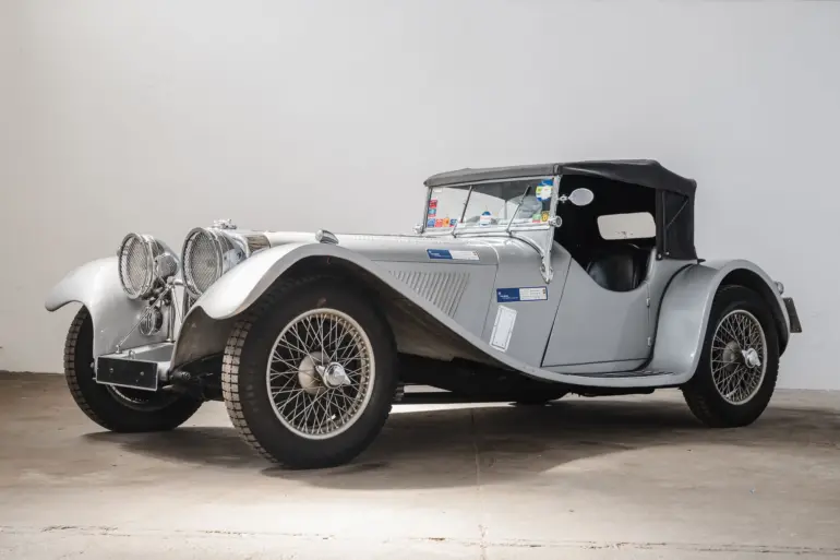 Jaguar SS 100 3.5-Litre Roadster, silbern, Oldtimer, seitlich fotografiert, Verdeck geschlossen