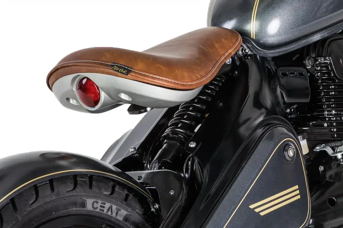 Detailfoto des braunen Einzelsitzes einer Jawa 350 CL Perak mit hinterem Kotflügel und Rücklicht