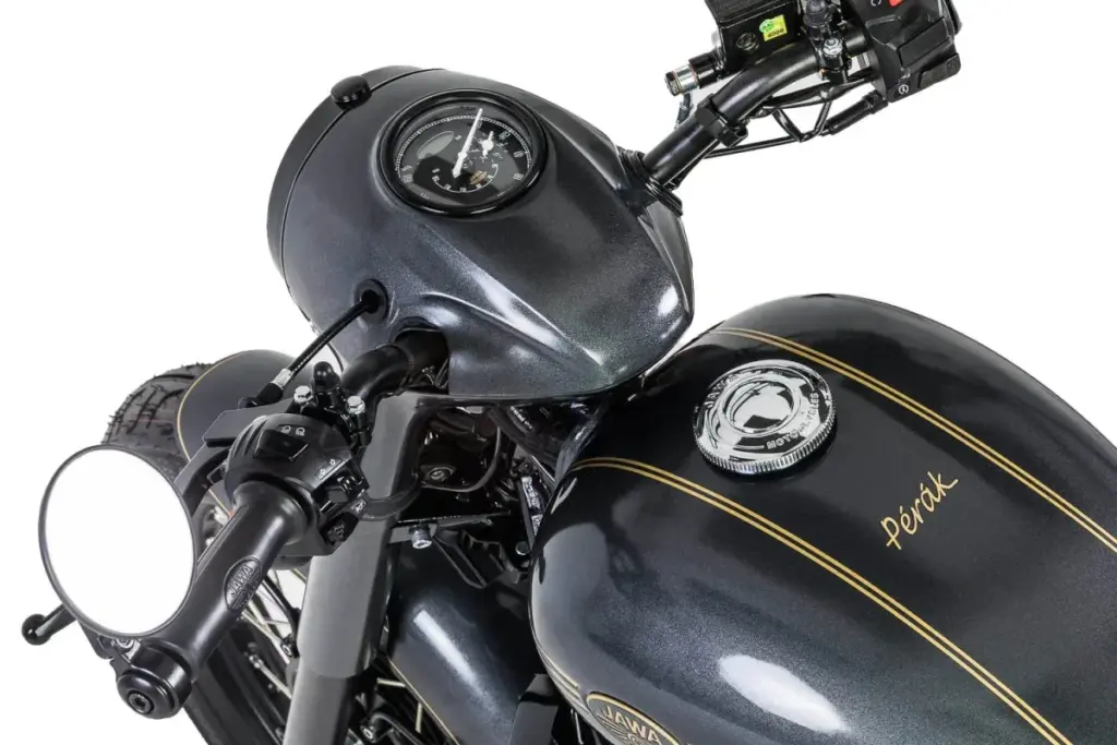 Detailansicht des Tanks und Cockpits der Jawa 350 CL Perak mit Lenker, Tachometer und Schriftzug 'Perak'