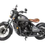 Jawa 350 CL Perak Motorrad in seitlicher Ansicht mit braunem Einzelsitz.