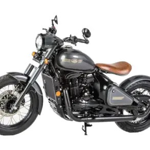 Jawa 350 CL Perak Motorrad in seitlicher Ansicht mit braunem Einzelsitz.