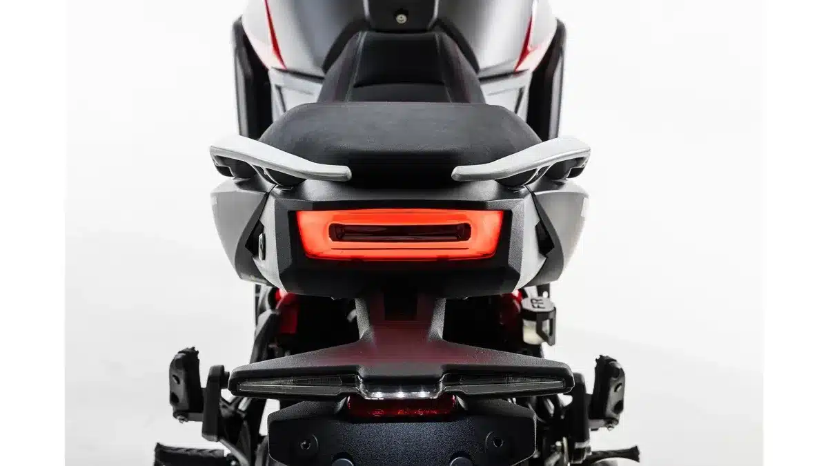 Heck und Rücklicht der JAWA JD 750 Retro in Detailaufnahme